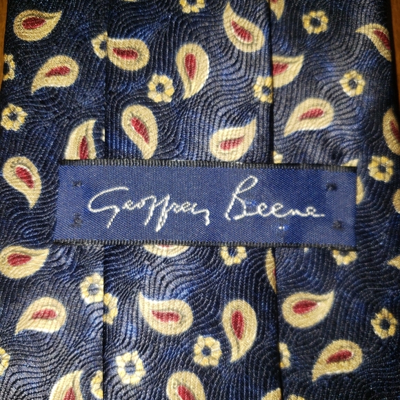 Geoffrey Beene Paisley Necktie - Picture 3 of 3